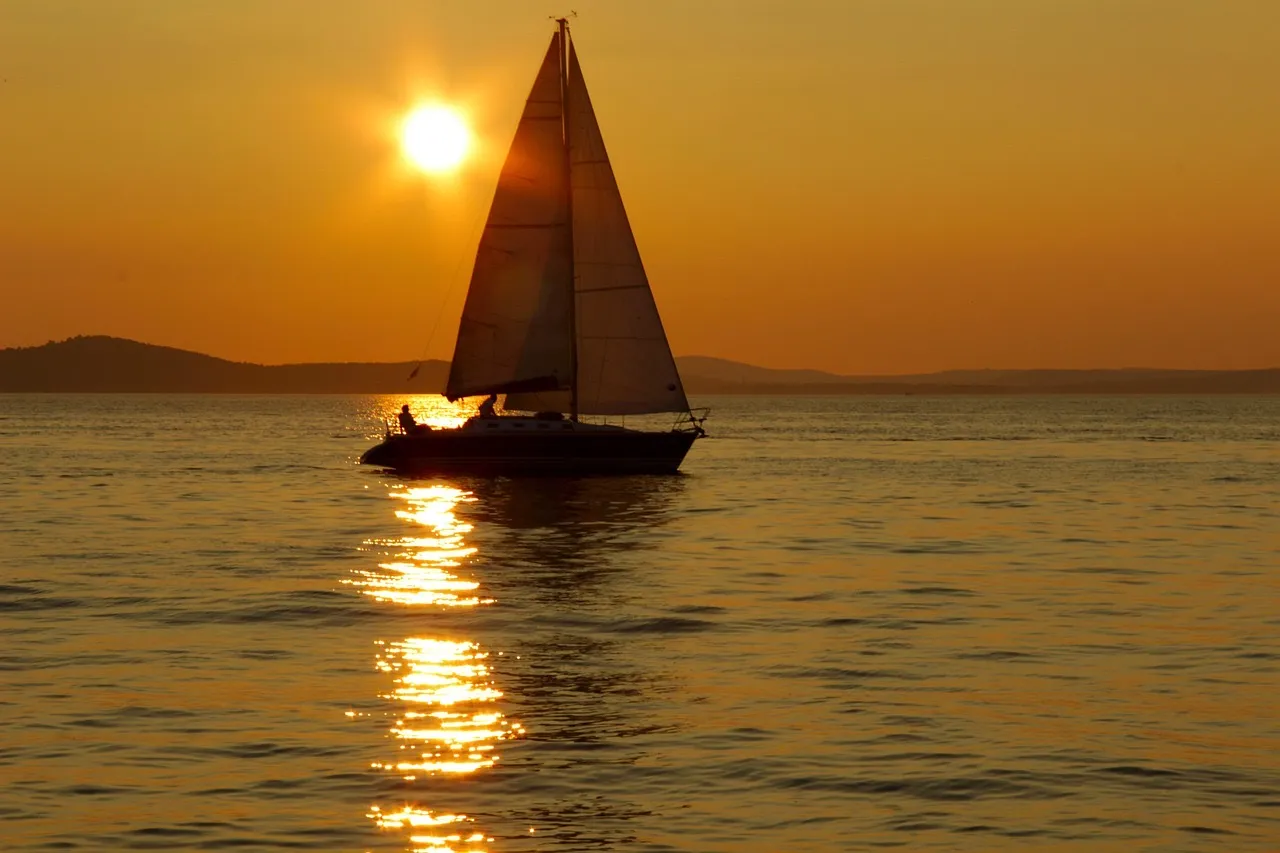 Passeio de Barco ao Pôr do Sol